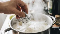 De ce să arunci folie de aluminiu în apă clocotită? Iată cum acest truc neobișnuit îți va ajuta vasele în doar 2 minute